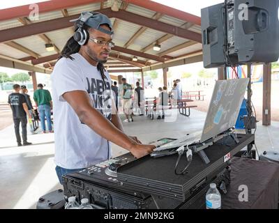 DJ KB, noto anche come Kenneth Broomfield, un dipendente Bliss FMWR, ha tenuto la musica sotto il riparo picnic a Biggs Park durante il 2022 B.O.S.S. Bash a Fort Bliss, Texas, 30 settembre 2022. Better Opportunities for Single Soldiers è un programma a livello militare gestito da soldati su singoli posti, è gestito da FMWR, ed è approvato dall'Ufficio del Sergente maggiore dell'esercito. Foto Stock