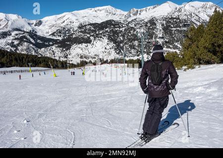 Sciatore vicino alle piste da sci, pronto per scendere la pista, Pirenei, Grandvalira, Andorra. Foto Stock