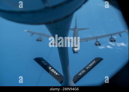 NEGLI STATI UNITI Air Force 2nd Bomb Wing B-52 Stratofortress si avvicina agli Stati Uniti Air Force KC-135 Stratotanker, assegnato al 909th Air Refuelling Squadron, sull'Oceano Pacifico, 30 settembre 2022. La formazione di routine con altri squadroni consente a entrambe le unità di migliorare le capacità per supportare un Indo-Pacific libero e aperto. Foto Stock