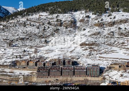 Urbanizzazione di case di montagna sul pendio della montagna innevata nei Pirenei, Andorra. Foto Stock