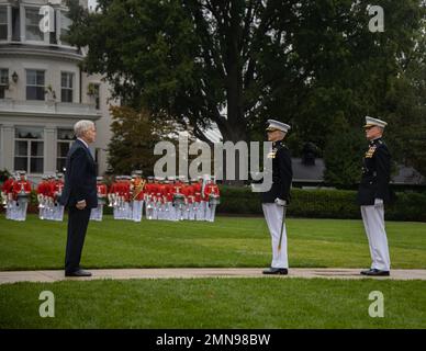 Il generale James F. Amos, 35th Comandante del corpo della Marina (USMC Ret) è all'attenzione durante una cerimonia di ritiro a Marine Barracks Washington, Washington D.C., 30 settembre 2022. Il Lt. Gen. Rudder comandò le forze marine degli Stati Uniti, le forze marine del Pacifico e della flotta dal luglio 2020 al settembre 2022. Foto Stock