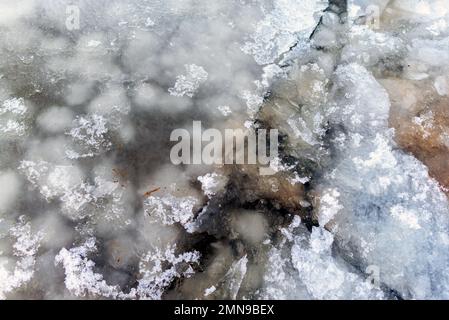 La consistenza dell'acqua mista del fiume e la neve bianca e il ghiaccio in inverno. Foto Stock