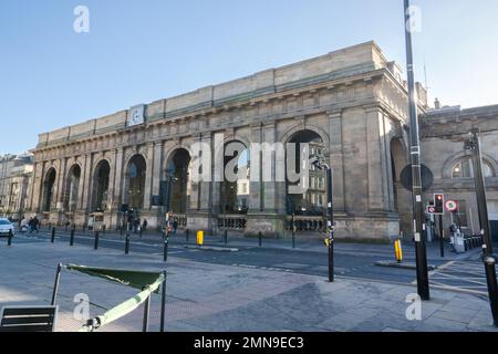 Una vista grandangolare della stazione ferroviaria centrale di Newcastle - la stazione ferroviaria principale nella città di Newcastle upon Tyne, Regno Unito. Foto Stock