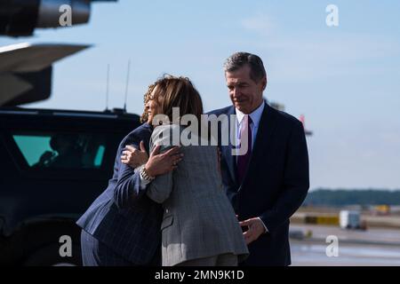 Elaine o'Neal, sindaco di Durham, North Carolina, e governatore Roy Cooper salutano il vicepresidente americano Kamala Harris mentre arriva all'aeroporto internazionale di Raleigh-Durham a Morrisville, North Carolina, Stati Uniti, lunedì 30th gennaio. 2023. Harris parlerà dell'impegno dell'amministrazione nei confronti delle piccole imprese presso il Duke Energy Center for Performing Arts di Raleigh, North Carolina. Credito: Cornell Watson / piscina via CNP Foto Stock