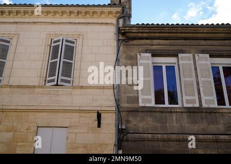 Facciata esterna pulita di un edificio ristrutturato prima e dopo la pulizia di una casa a muro con acqua a pressione industriale nella facciata esterna della città Foto Stock