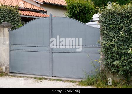 portale strada sobborgo casa acciaio grigio metallo retro casa cancello giardino porta di accesso Foto Stock
