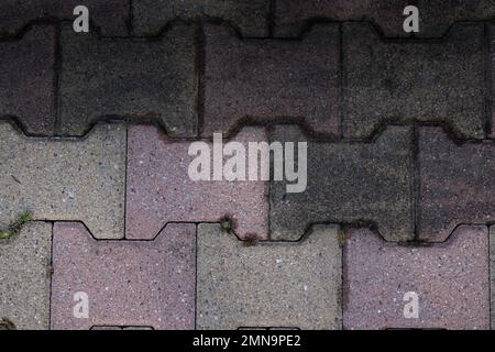 pavimenti vecchi lastre autobloccanti pavimentazione pulire sporco con getto ad alta pressione prima e dopo la pulizia Foto Stock