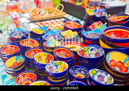 Ceramiche, tazze e ciotole per la vendita in un mercato di Port de Pollenca, Mallorca Foto Stock