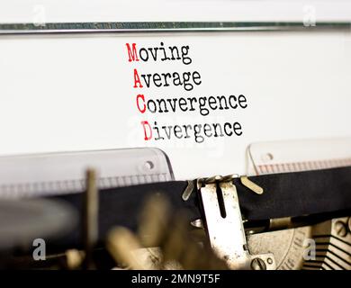 Simbolo MACD. Concetto di parole MACD Moving Average Convergence divergenza digitata su macchina da scrivere retrò su uno sfondo bianco bellissimo. Business MACD Moving AV Foto Stock