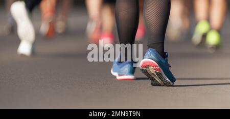 Piedi runner che corrono su strada primo piano sulla scarpa Foto Stock