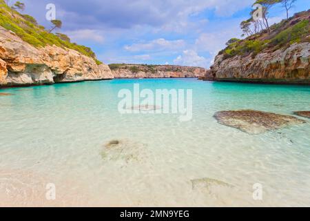 Bellissima spiaggia Caló des Moro a Maiorca, Isole Baleari, Spagna Foto Stock