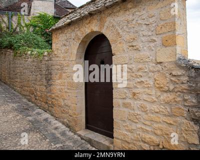 Doppia porta retro scuro in legno vecchio edificio entrata chiusa con arco sulla strada antica Foto Stock