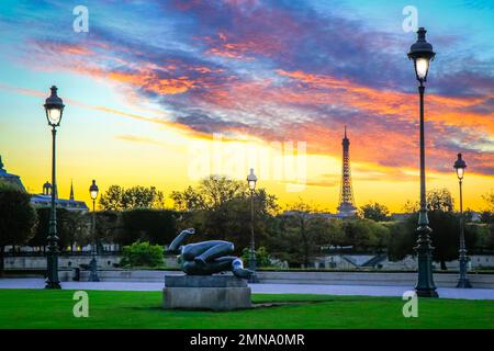 Architettura Parisien e Torre Eiffel di sera, Parigi, Francia Foto Stock