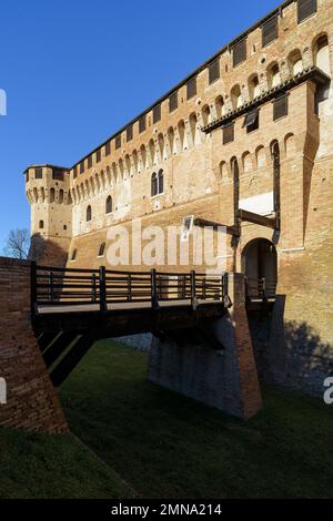 Il castello di Gradara visto dalla facciata con copia spaziein cielo. Gradara è un villaggio italiano medioevale vicino Urbino famoso per la stoia di Paolo e. Foto Stock