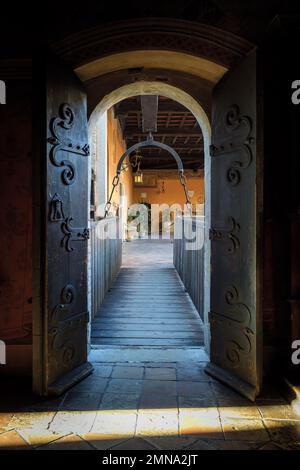 Gradara, Italia - 10 gennaio 2023: Vista interna con porta e ponte del castello di Gradara, borgo italiano famoso per la tragedia d'amore di Paolo An Foto Stock