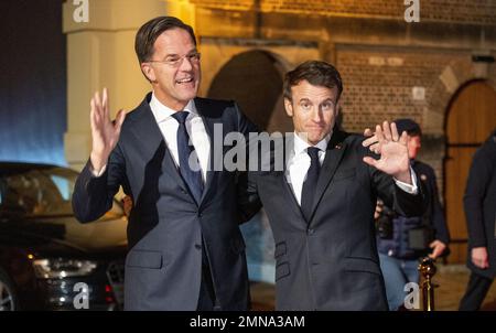 L'AIA - il presidente francese Emmanuel Macron arriva al Binnenhof. Macron sarà ricevuto dal primo Ministro Mark Rutte. Il tema della visita è il Consiglio europeo extra, la guerra in Ucraina, la migrazione e l'economia europea. ANP LEX VAN LIESHOUT olanda - belgio fuori Foto Stock