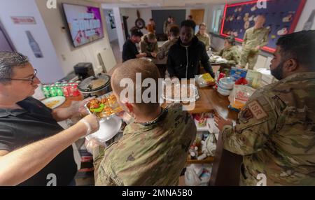 Gli Stati Uniti Air Force Airmen assegnato al 450th Intelligence Squadron, servono cibo per il mese del patrimonio ispanico alla base aerea di Ramstein, Germania, 30 settembre 2022. Ogni anno, gli Stati Uniti osservano il mese del patrimonio nazionale ispanico dal 15 settembre al 15 ottobre, celebrando la storia, la cultura e i contributi degli americani i cui antenati provenivano dalla Spagna, dal Messico, dai Caraibi e dall'America centrale e meridionale. Foto Stock