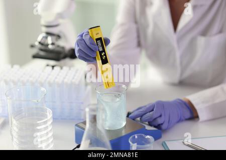 Primo piano di una scienziata femminile che effettua test in laboratorio. Foto Stock