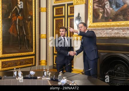 L'AIA - il presidente francese Emmanuel Macron arriva al Binnenhof. Macron sarà ricevuto dal primo Ministro Mark Rutte. Il tema della visita è il Consiglio europeo extra, la guerra in Ucraina, la migrazione e l'economia europea. ANP LEX VAN LIESHOUTDEN HAGUE - il primo Ministro Rutte riceve il Presidente francese Emmanuel Macron al Binnenhof. Il tema della visita è il Consiglio europeo extra, la guerra in Ucraina, la migrazione e l'economia europea. ANP LEX VAN LIESHOUT olanda - belgio fuori Foto Stock