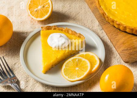 Torta di limone Meyer fatta in casa Pasticceria per dessert Foto Stock