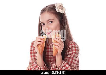 Ragazza felice che mangia panini appena sfornati fatti in casa con semi e formaggio Foto Stock