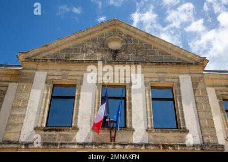 Bandiera francese tricolore e europa sul testo mairie edificio significa municipio nel centro della città in francia Foto Stock