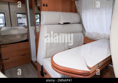 campervan tavolo interno in legno in moderno nuovo motore casa vanlife Foto Stock