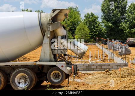 In preparazione per versare colonne di calcestruzzo da macchina di miscela di calcestruzzo in cantiere sono formate Foto Stock