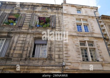 prima e dopo il confronto di facciate pulite edificio con la differenza tra due facciata lavatrice casa Foto Stock