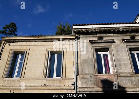 Differenza di lifting tra il lavaggio pulito muro di pulizia facciata casa edificio e uno sporco prima e dopo la ristrutturazione del lift viso all'aperto Foto Stock