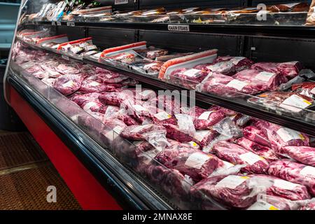 Carne fresca in una vetrina in un negozio nel quartiere Strip District a  Pittsburgh, Pennsylvania, USA Foto stock - Alamy