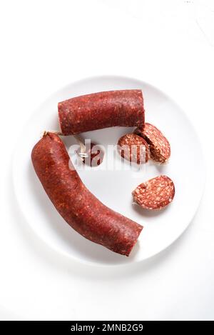sujuk o sucuk o soudjouk cibo salsicce turche su sfondo bianco Foto Stock