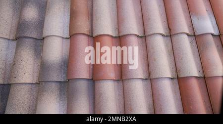 sfondo tetto piastrellato classico stile tetto struttura materiale modello su moderna piastrella vera casa Foto Stock