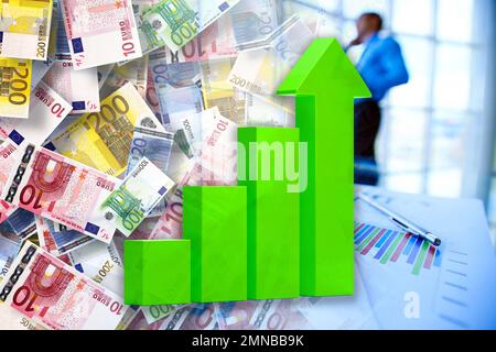 Grafico dell'economia: Freccia su, banconote in euro in contanti e dirigente in background (denaro, inflazione, crisi, mercati, finanza, aziendale) Foto Stock