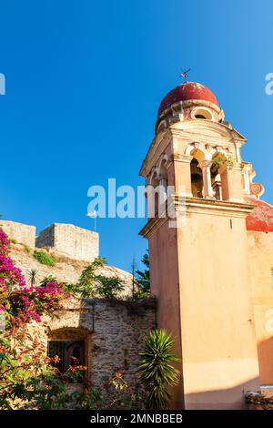 Chiesa torre di fronte alla nuova fortezza nel centro storico di Kerkyra, Corfù Foto Stock