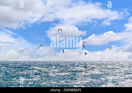 Persone che praticano il kitesurf sulla spiaggia di Los Caños de Meca, vicino al faro di Trafalgar, Barbate, Cádiz Foto Stock