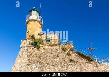 Faro e attraversare in cima alla vecchia fortezza, Kerkyra, Corfù Foto Stock