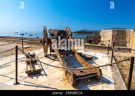 Vecchio cannone sulla vecchia fortezza di Kerkyra, Corfù Foto Stock