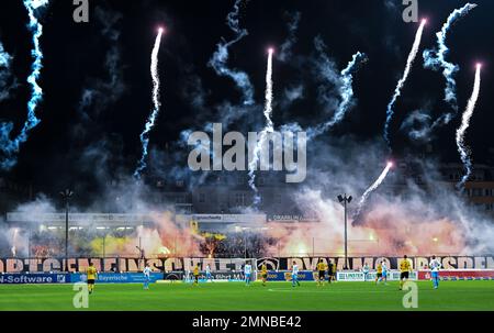 Monaco, Germania. 30th Jan, 2023. Calcio: 3rd° divisione, TSV 1860 Monaco di Baviera - Dynamo Dresden, Giornata 20, Stadion an der Grünwalder Straße. Dresda tifosi fuoco pirotecnica. Credit: Sven Hoppe/dpa/Alamy Live News Foto Stock