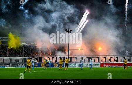 Monaco, Germania. 30th Jan, 2023. Calcio: 3rd° divisione, TSV 1860 Monaco di Baviera - Dynamo Dresden, Giornata 20, Stadion an der Grünwalder Straße. Dresda tifosi fuoco pirotecnica. Credit: Sven Hoppe/dpa/Alamy Live News Foto Stock