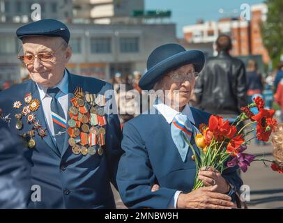 KOLOMNA, regione di Mosca, Russia 9 maggio 2014. Una famiglia di veterani della seconda guerra mondiale durante la preparazione della marcia del reggimento immortale come parte del Vict Foto Stock