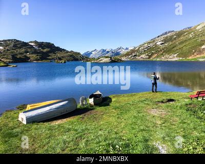 Passo di San Bernardino, Svizzera - 16 giugno 2018: Lago di San Bernardino con pescatore Foto Stock