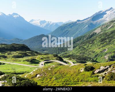 Passo di San Bernardino, Svizzera - 16 giugno 2018: Paesaggio alpino del famoso Passo dei Grigioni. Foto Stock