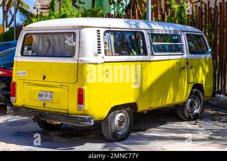 Playa del Carmen Quintana Roo Messico 2021 vari minibus furgoni trasportatori veicoli automobili a Playa del Carmen Quintana Roo Messico. Foto Stock