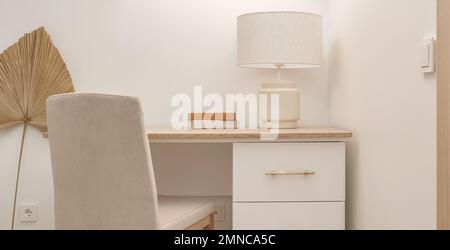 Un accogliente interno di casa in calde tonalità beige in stile giapponese e scandinavo. Moderno design degli interni scandinavo. Concetto di Japandi Foto Stock