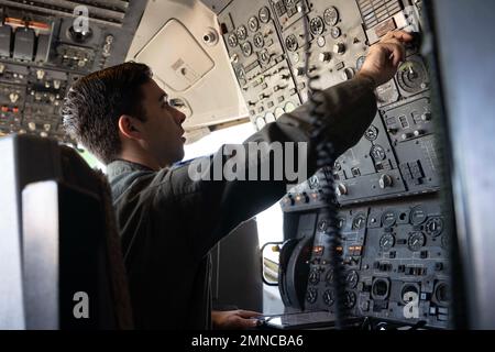 Personale dell'aeronautica degli Stati Uniti Sgt. Lane Friel, 6th Air Refuelling Squadron KC-10A Extender, effettua un'ispezione prima del volo presso la base dell'aeronautica militare Travis, California, 1 ottobre 2022. Gli aerei assegnati all'ARS 6th hanno rappresentato il Team Travis in una "parata di flavi" durante il California Capital Airshow all'aeroporto di Mather a Sacramento, California. Foto Stock