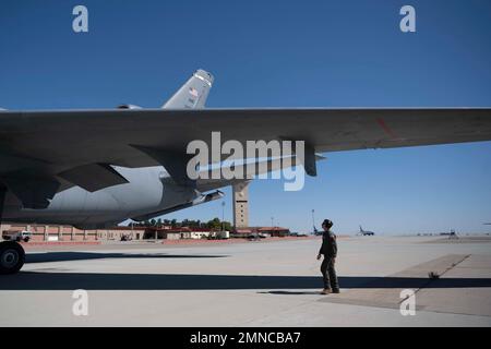 Personale dell'aeronautica degli Stati Uniti Sgt. Lane Friel, 6th Air Refuelling Squadron KC-10A Extender, effettua un'ispezione prima del volo presso la base dell'aeronautica militare Travis, California, 1 ottobre 2022. Gli aerei assegnati all'ARS 6th hanno rappresentato il Team Travis in una "parata di flavi" durante il California Capital Airshow all'aeroporto di Mather a Sacramento, California. Foto Stock