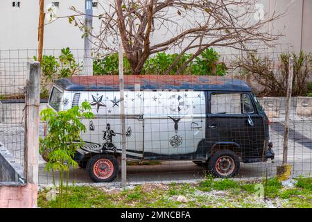 Playa del Carmen Quintana Roo Messico 2022 Vecchio nero rotto sporco VW bus Volkswagen auto arrugginire sulla strada a Playa del Carmen Quintana Roo Messico Foto Stock