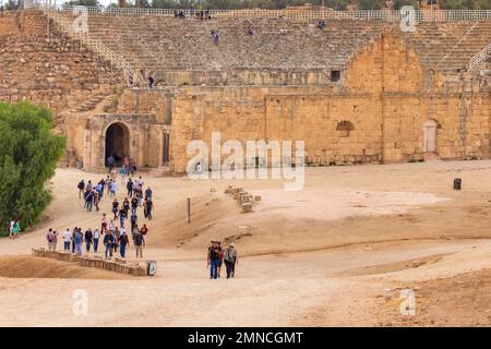 Jerash, Giordania - 7 novembre 2022: Persone che visitano l'anfiteatro romano nella città antica Gerasa sito archeologico Foto Stock