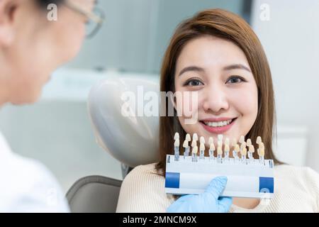 I medici danno i pazienti nella clinica dentale che abbina i denti Foto Stock